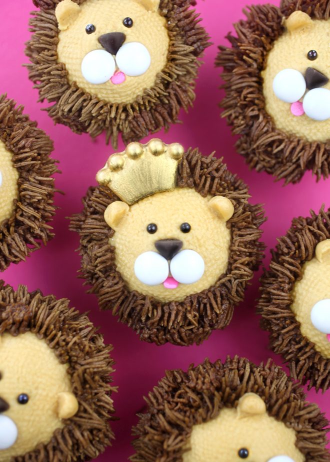 Royally Cute Lion Cupcakes – bakerella.com